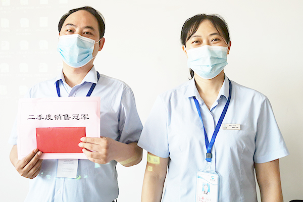 閆總為季度銷售冠軍頒發(fā)榮譽(yù)證書(shū)及發(fā)放獎(jiǎng)勵(lì)紅包